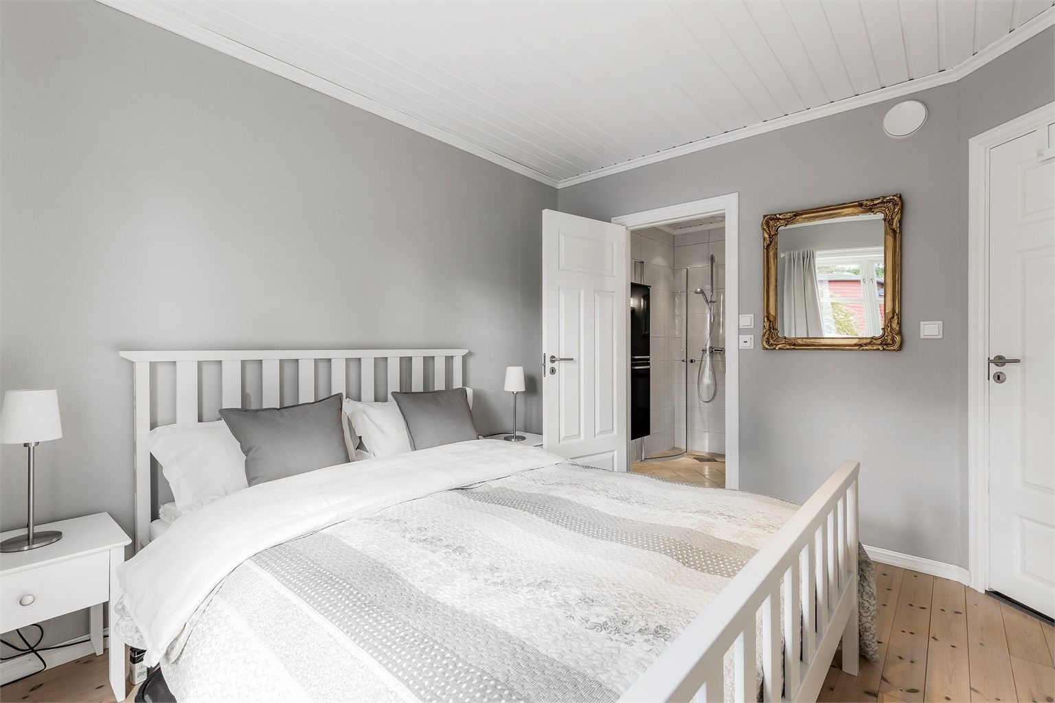 I 1.etasje er det ett soverom med plass til dobbeltseng og garderobeskap. Soverommet har egen tilgang til badet.