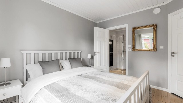 I 1.etasje er det ett soverom med plass til dobbeltseng og garderobeskap. Soverommet har egen tilgang til badet.