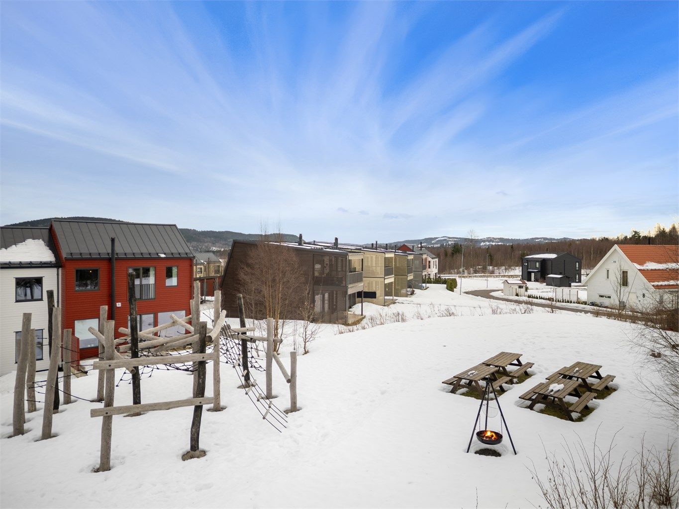 De felles uteområdene er pent opparbeidet og ideelle for barnefamilier.