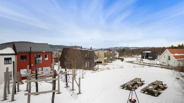 De felles uteområdene er pent opparbeidet og ideelle for barnefamilier.