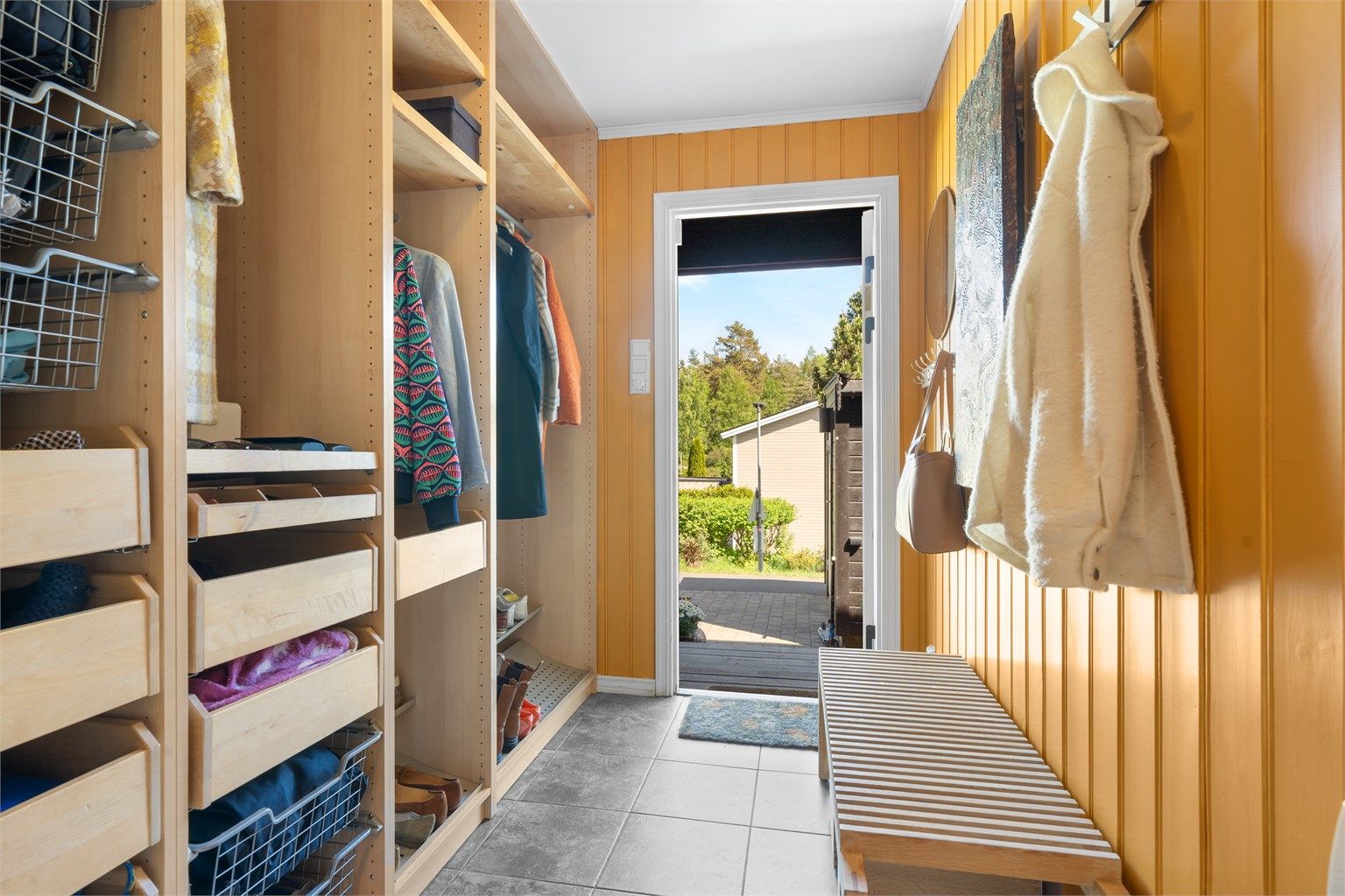 Entré med praktisk og god lagringsplass i åpen garderobe