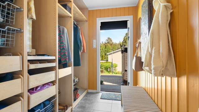 Entré med praktisk og god lagringsplass i åpen garderobe