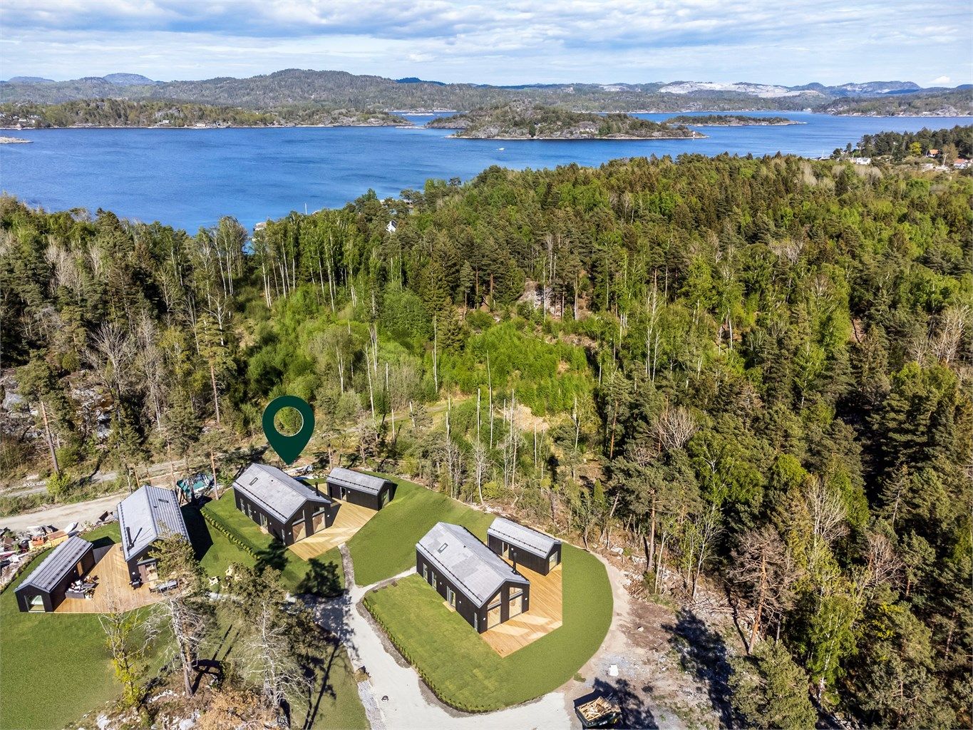 Hytta ligger i enden av hyttefeltet på hjørnetomt.