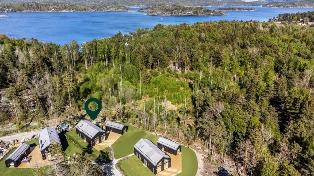 Hytta ligger i enden av hyttefeltet på hjørnetomt.