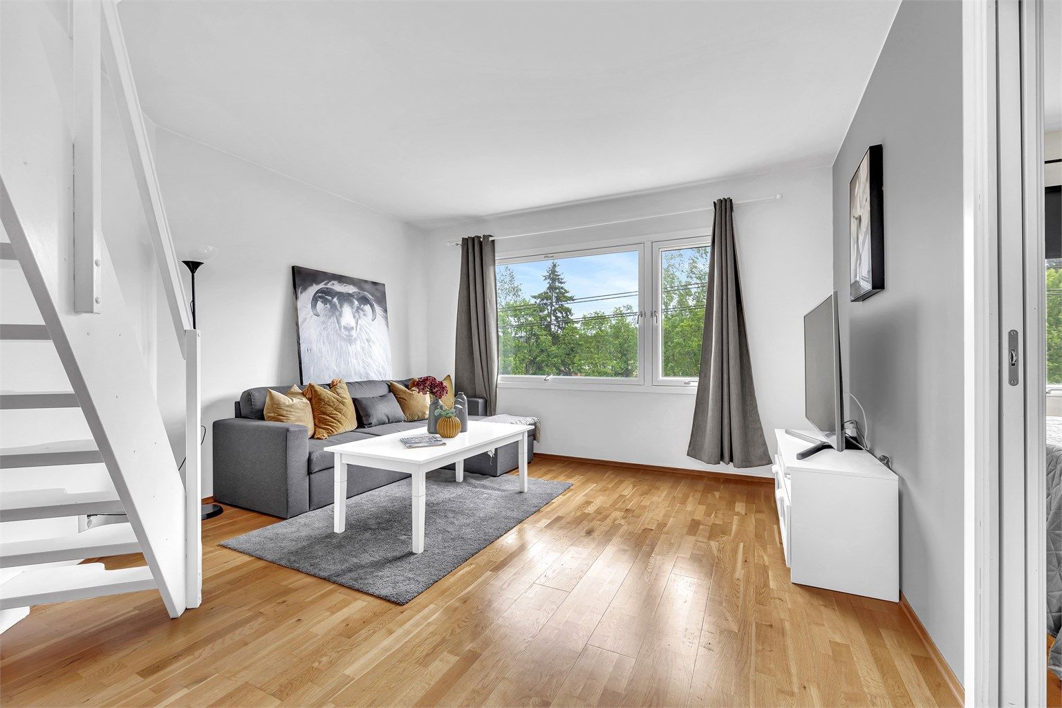 Velkommen til Åråssvingen 10 – en lys og moderne bolig med gjennomtenkte løsninger og garasjeplass!