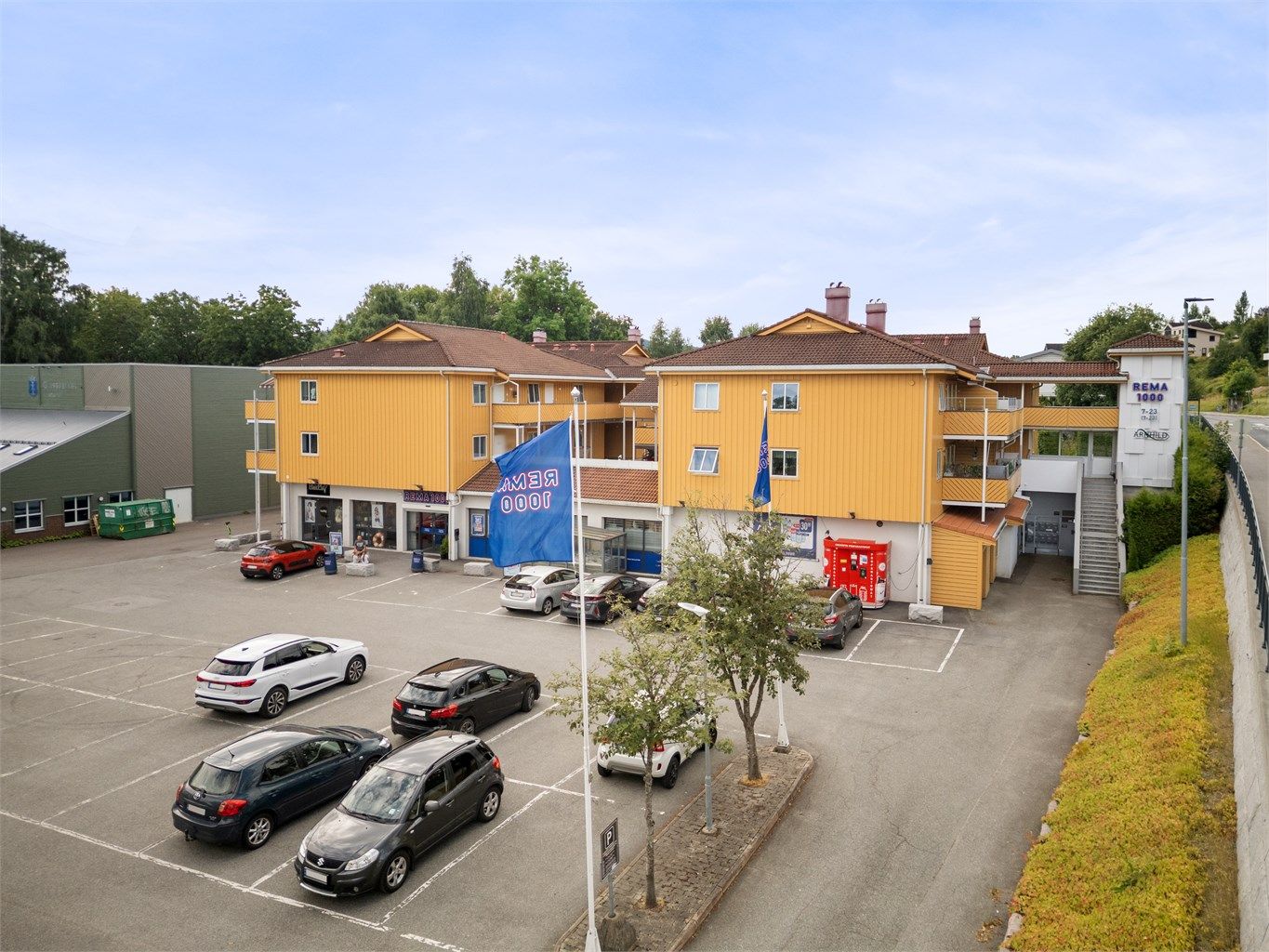 Det er også svært kort gangavstand til barneskole med tilhørende idrettsanlegg og flere barnehager.