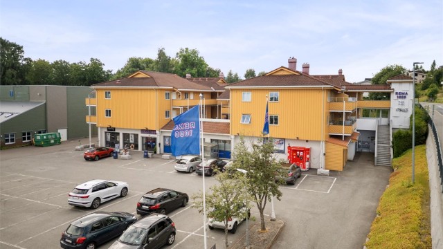 Det er også svært kort gangavstand til barneskole med tilhørende idrettsanlegg og flere barnehager.