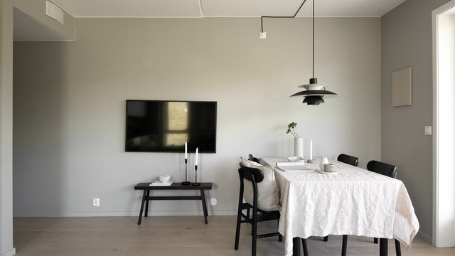 Her har du også god plass til å etablere en spisedel med spisebord og tilhørende møblement.