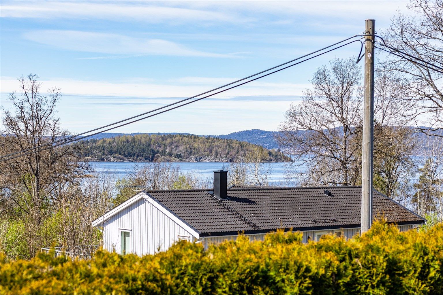 Utsikt fra terrassen til Bevøya, Oslofjorden og Hurumlandet - fremhevet med zoom.