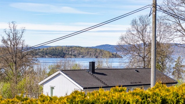 Utsikt fra terrassen til Bevøya, Oslofjorden og Hurumlandet - fremhevet med zoom.