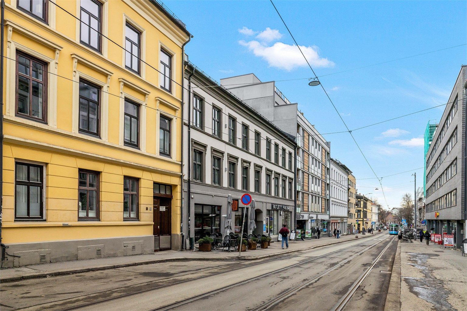 Det er et bredt kollektivtilbud i området. Trikkestoppet for linje 17 og 18 finner du på Adamstuen torg, ett par minutter fra leiligheten.