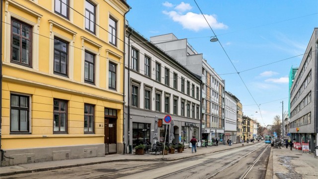 Det er et bredt kollektivtilbud i området. Trikkestoppet for linje 17 og 18 finner du på Adamstuen torg, ett par minutter fra leiligheten.