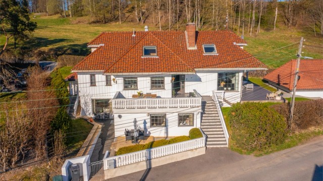 Velkommen til Thygesons Vei 1A! En innholdsrik hel tomannsbolig med en høy og fri beliggenhet som gir utsikt og gode solforhold.
Foto: Martine Eren Jacobsen