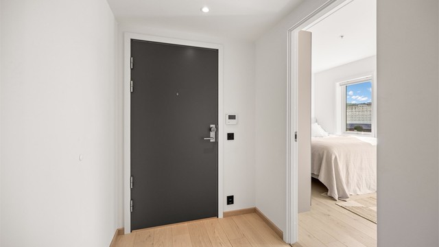 Velkommen inn til en lys og romslig entré.