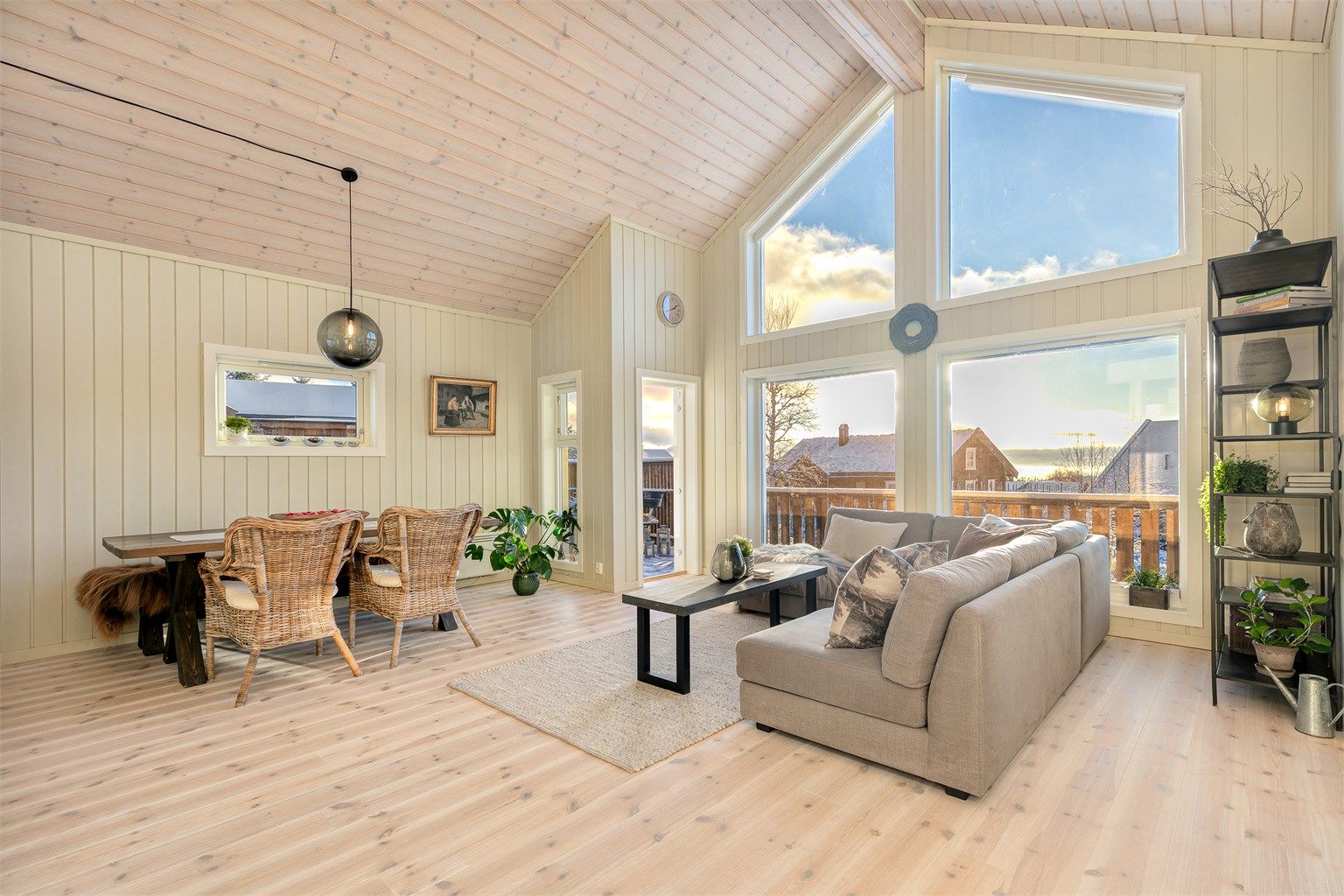 I stuen er det heltregulv, trepanel og takhøyde på over fire meter. 