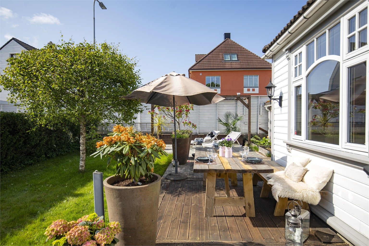En hyggelig spiseplass på terrassen, med god plass til gjester.