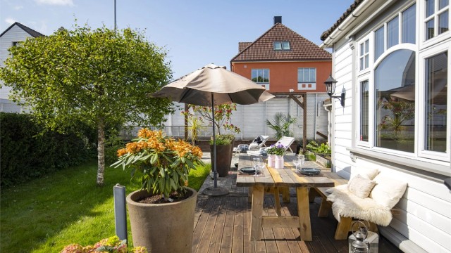En hyggelig spiseplass på terrassen, med god plass til gjester.