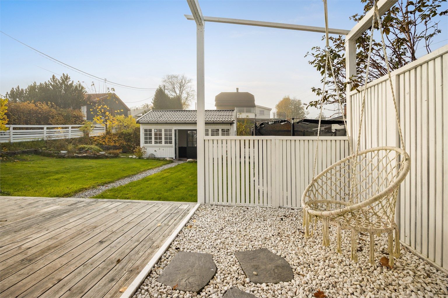 Terrasse på 57 kvm med levegger/gjerde.