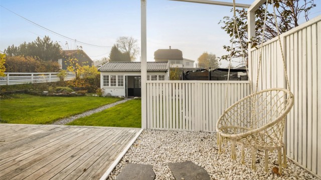 Terrasse på 57 kvm med levegger/gjerde.