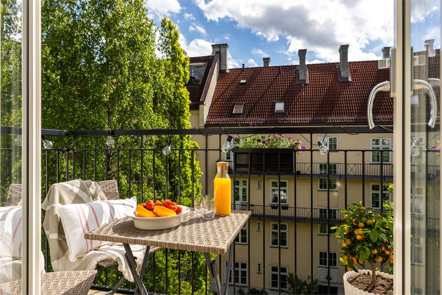 Med balkong som vender sørøst kan du nyte morgenkaffen i sommervarmen.