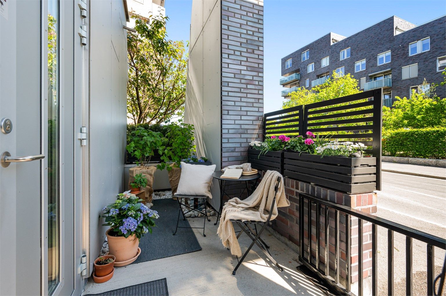 Egen inngang gir rekkehusfølelse. Sørøstvendt terrasse som vender mot rolig gate med begrenset trafikk. 