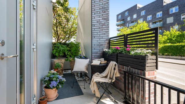 Egen inngang gir rekkehusfølelse. Sørøstvendt terrasse som vender mot rolig gate med begrenset trafikk.