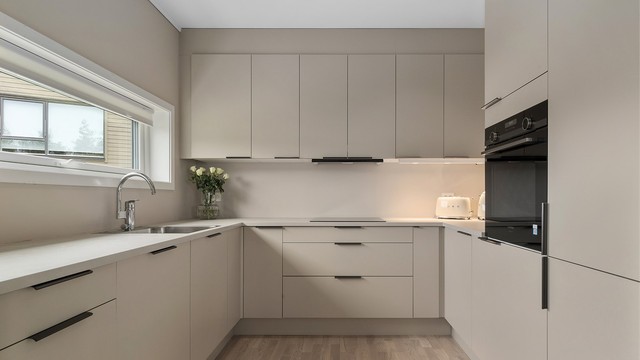 Kjøkkenrommet er på ca 7m² og godt utnyttet. Her får man stekeovnen i behagelig arbeidshøyde, i tillegg til integrert oppvaskmaskin og kjøleskap med frysedel
