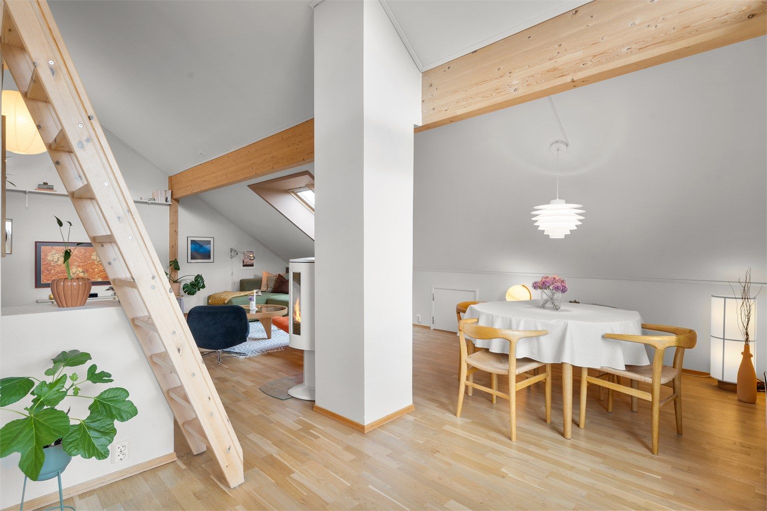 Det er en naturlig og fin plass for å innrede med spisebord med god plass til å invitere venner og familie på middagsselskaper.