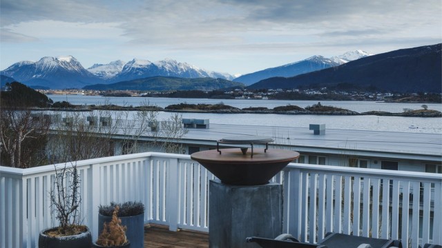 Fra eiendommen har du en flott utsikt over Borgundfjorden og Sunnmørsfjella.
