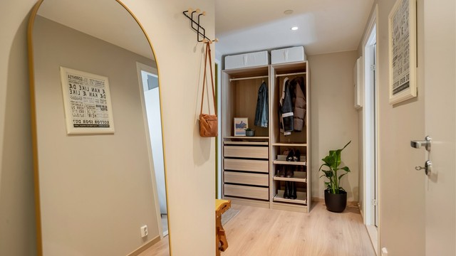 Innbydende entré med downlights i himling. Rommet har god plass til oppheng av yttertøy og plassering av skotøy.