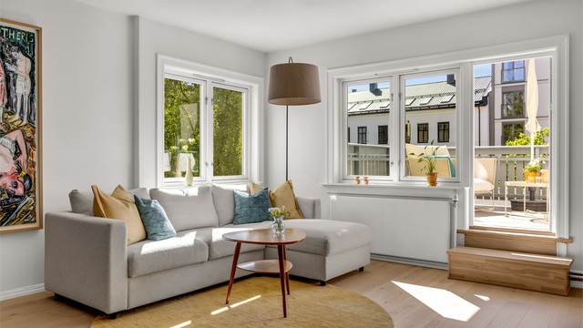 Vindusflatene bidrar til et flott lysinnslipp. Fra stuen er det videre utgang til leilighetens terrasse.