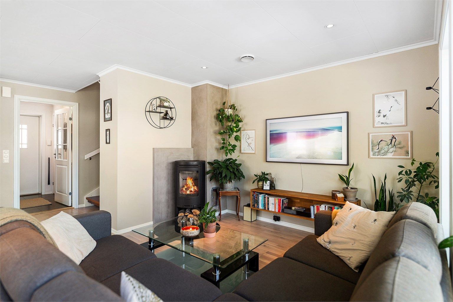 Fra entréen kommer man inn i et romslig og åpent stue-kjøkkenrom på på 38m² fordelt på 31m² stue og 7m² kjøkken