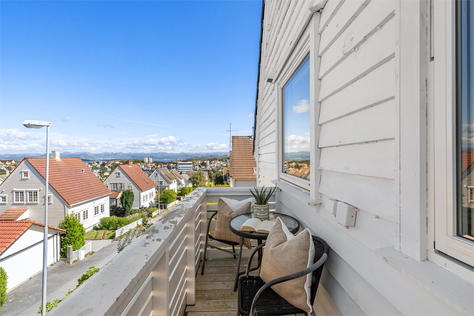 Balkong med nydelig utsikt og fine solforhold. 