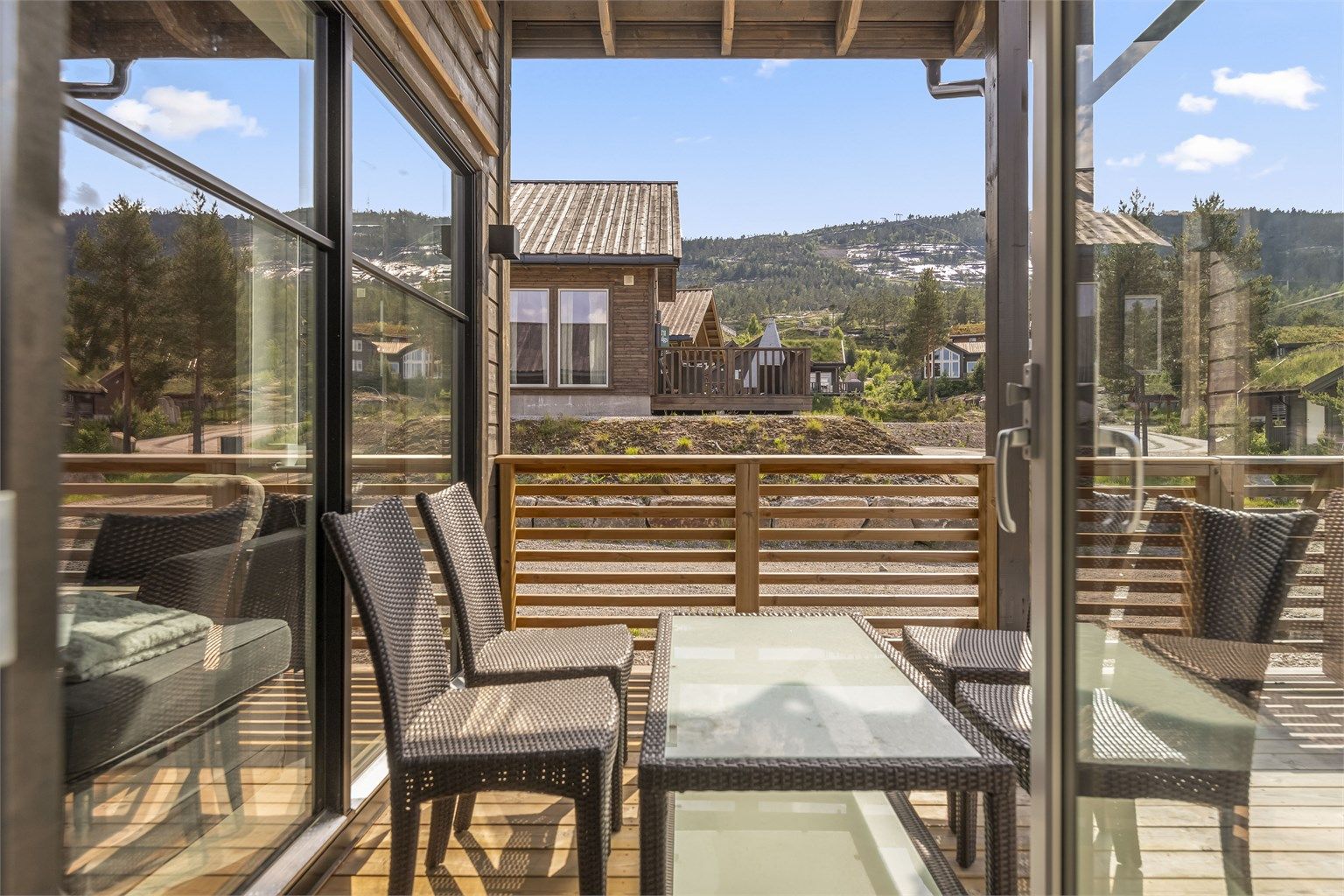 Veranda med utsyn til alpinanlegget og omkringliggende fjellkjeder