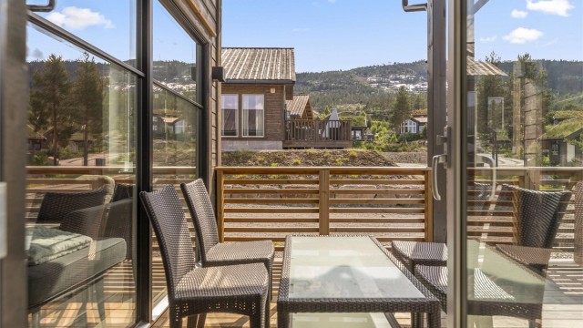 Veranda med utsyn til alpinanlegget og omkringliggende fjellkjeder