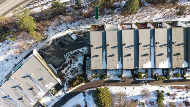 Eiertomt på 124 kvm. Tomt er opparbeidet med blant annet terrasse på terreng, og andre forskjellige beplantninger.