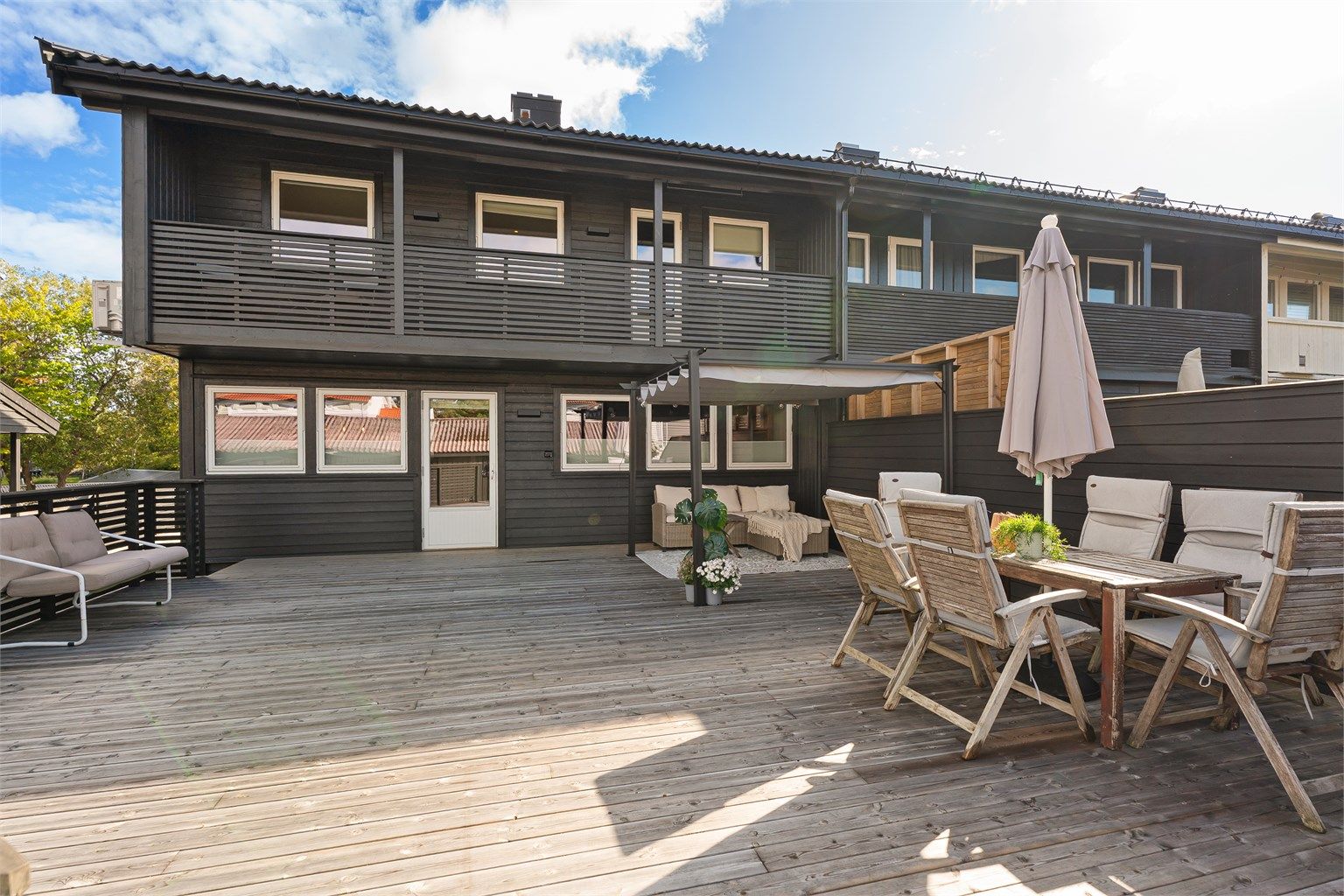 Stor vestvendt og solrik terrasse.