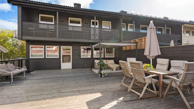 Stor vestvendt og solrik terrasse.