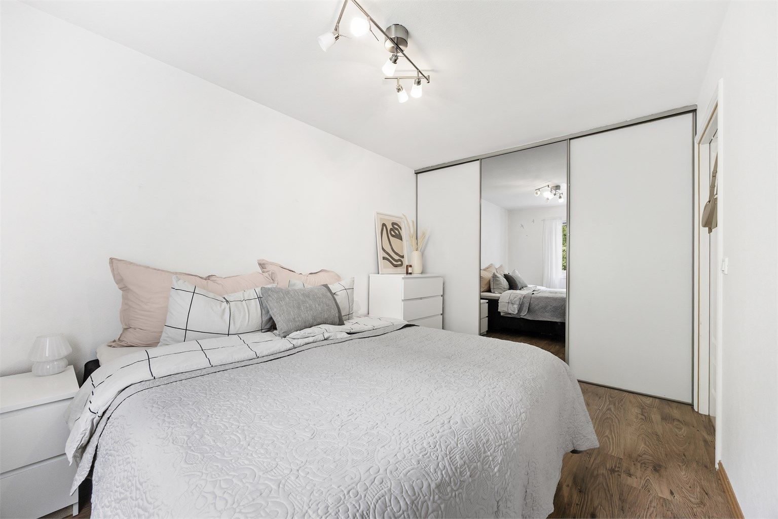 Skyvedørsgarderobe med speilfronter gir rikelig med oppbevaringsplass.