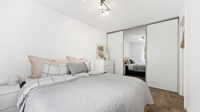 Skyvedørsgarderobe med speilfronter gir rikelig med oppbevaringsplass.