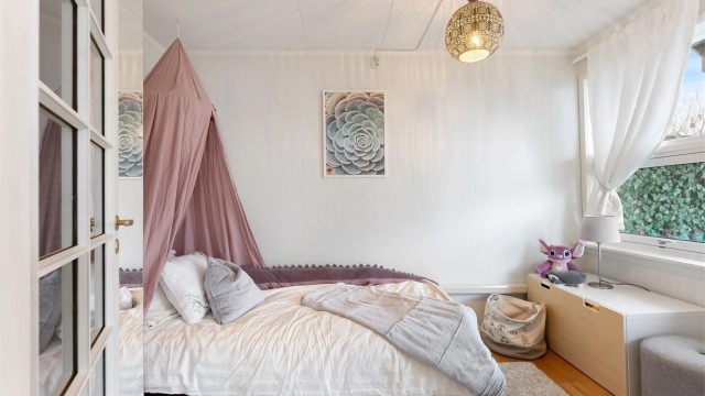 Praktisk soverom med plass for seng, skap og annet passende møblement