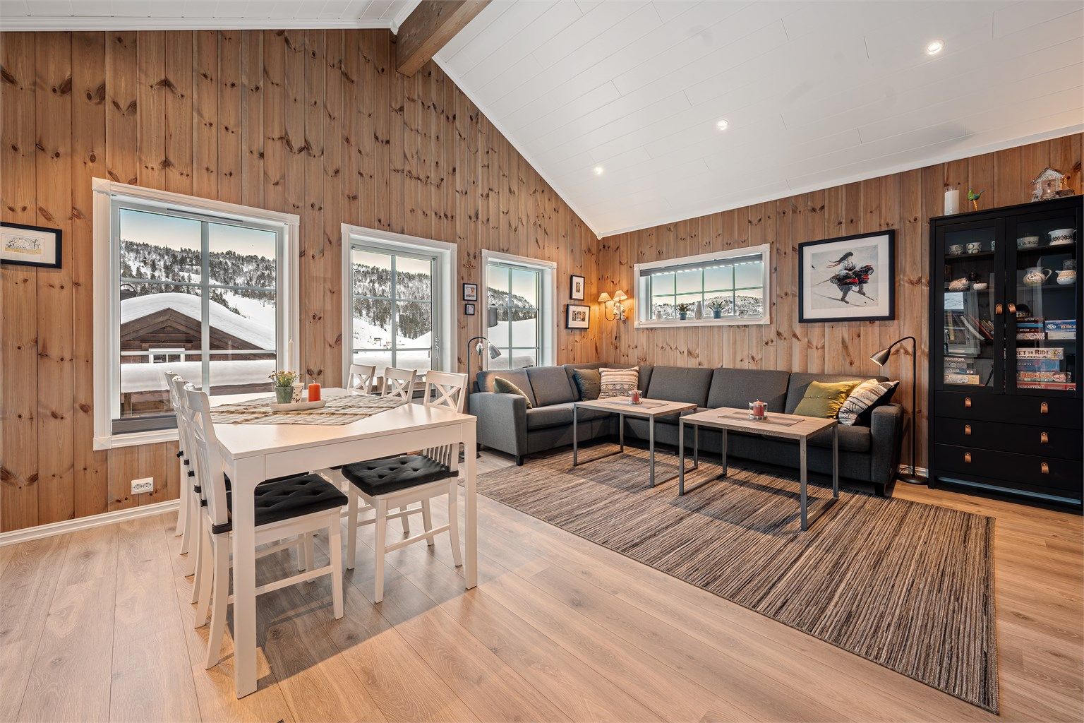 Med god takhøyde, fine lysforhold og mye plass, blir dette naturlig et meget hyggelig samlingspunkt