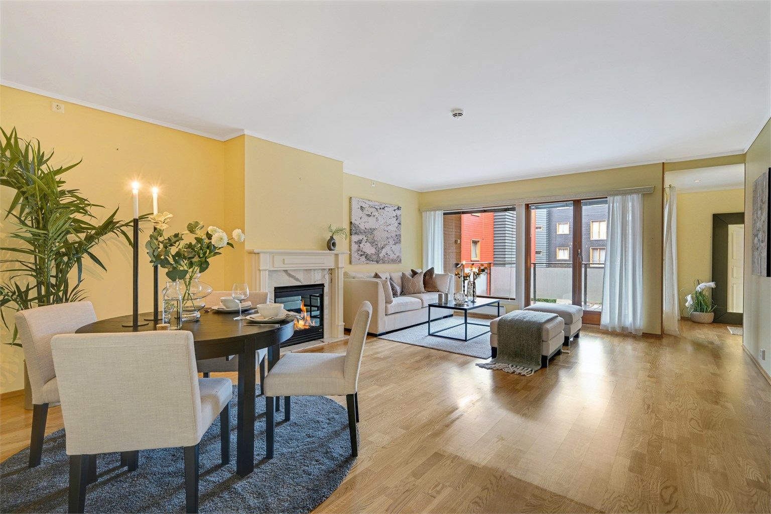 Stuen er romslig med plass til både spisemøbler og sofagruppe