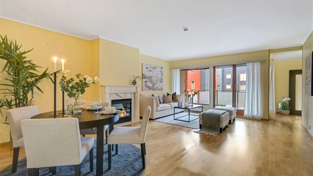 Stuen er romslig med plass til både spisemøbler og sofagruppe