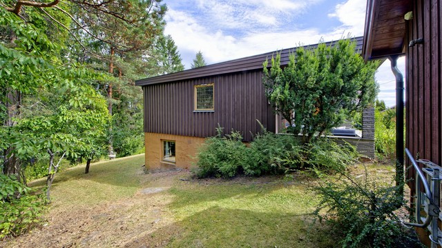 Stor tomt på 972 kvm - opparbeidet med blant annet gressplen, diverse beplantninger, m.m.