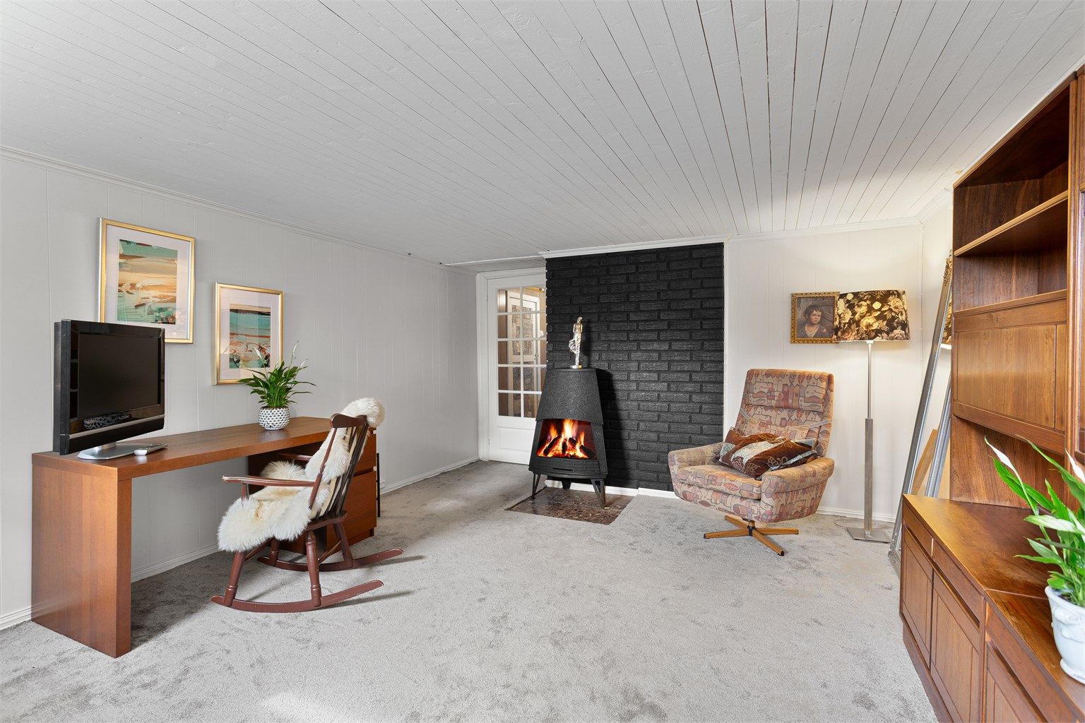 En peisovn gir ekstra varme og hygge i kjelleretasjen. Rommet er ikke godkjent for varig opphold.