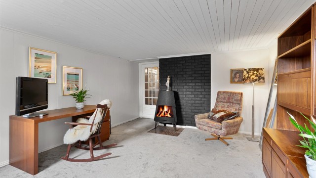 En peisovn gir ekstra varme og hygge i kjelleretasjen. Rommet er ikke godkjent for varig opphold.