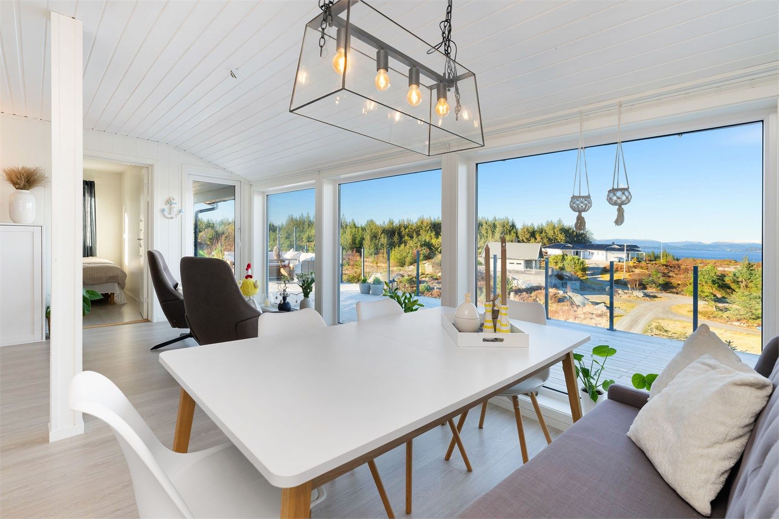 Fra stuen er det tilkomst til terrassen