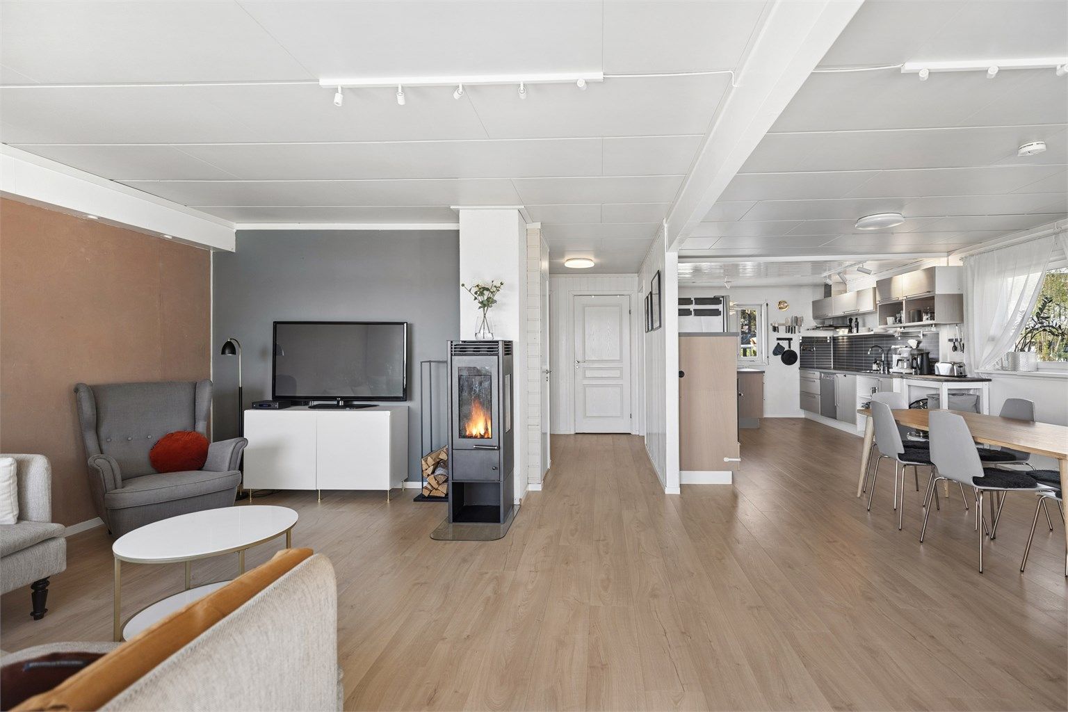 Kjøkken i åpen løsning mot stuen gir en luftig og sosial atmosfære. Her er det god plass til en romslig sittegruppe og en stor spiseplass, perfekt for både hverdag og fest. 