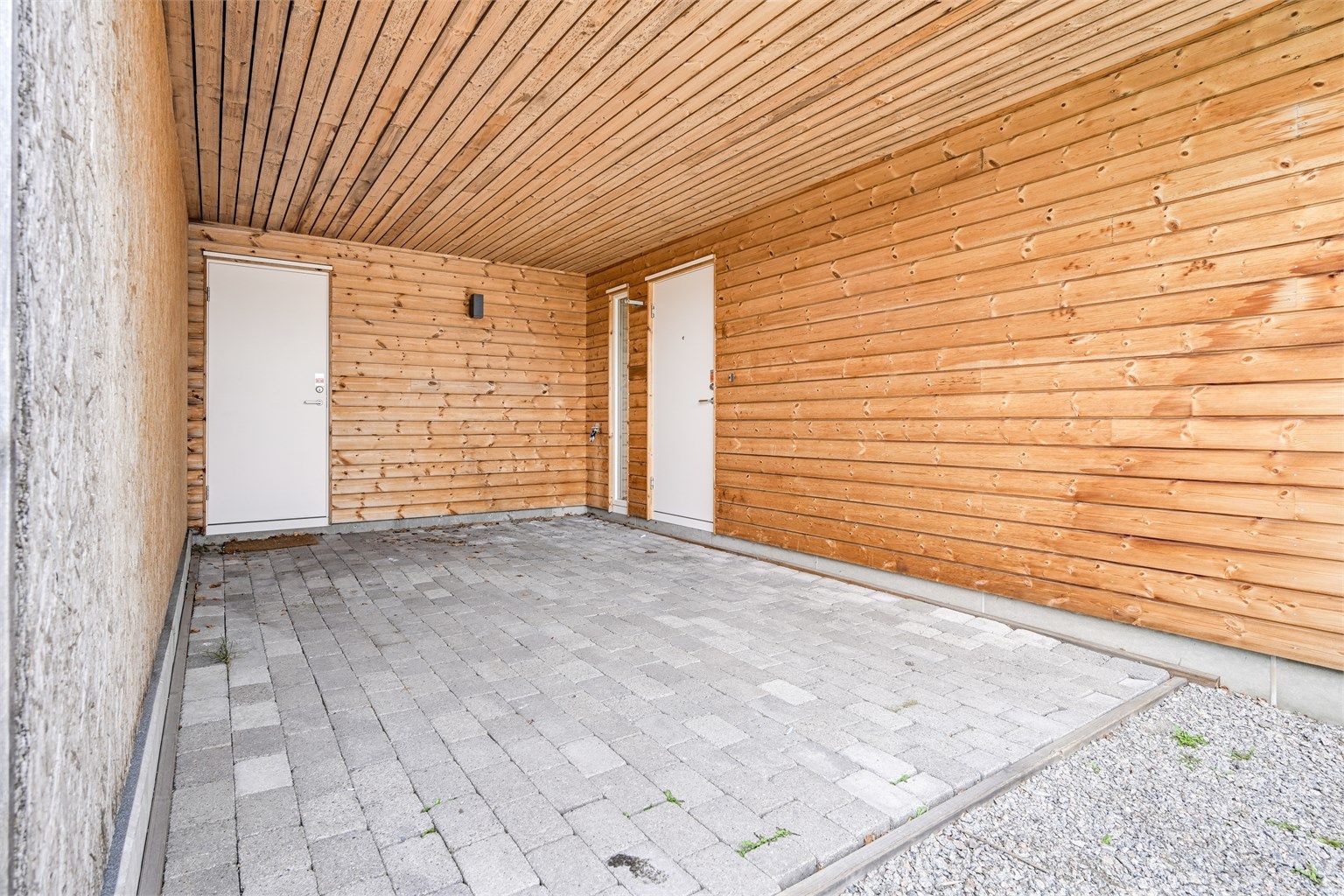 Carporten gir en skjermet biloppstillingsplass. Her er også inngang til en sportsbod på 8 m².